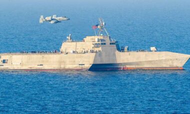 USS Santa Barbara e A-10 realizam tiro real no Golfo em exercício da 5ª Frota dos EUA (X @US5thFleet)