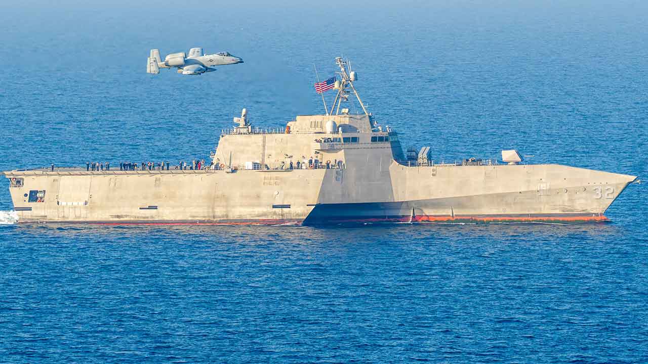 USS Santa Barbara a A-10 provádějí ostrou střelbu v Perském zálivu během cvičení 5. flotily USA (X @US5thFleet)