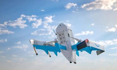 Drone da Amazon se choca contra prédio e fica coberto de fumaça após queda