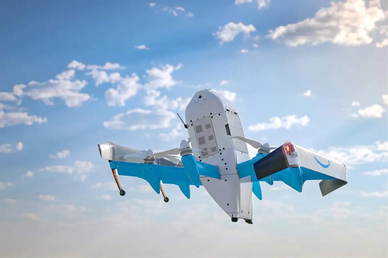 Drone da Amazon se choca contra prédio e fica coberto de fumaça após queda