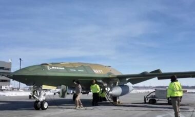 Avião-tanque não tripulado MQ-25A Stingray da Marinha dos EUA inicia testes de táxi