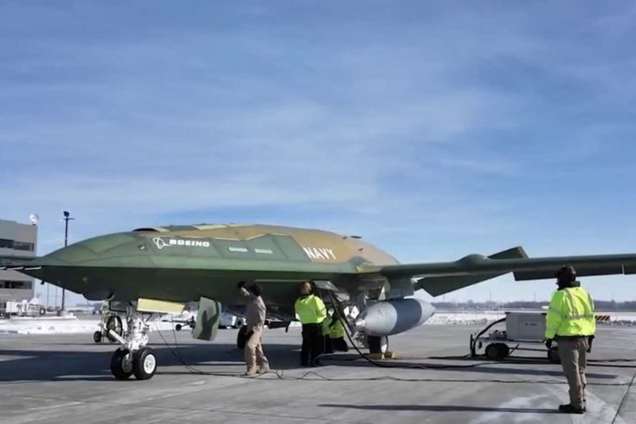 Avião-tanque não tripulado MQ-25A Stingray da Marinha dos EUA inicia testes de táxi