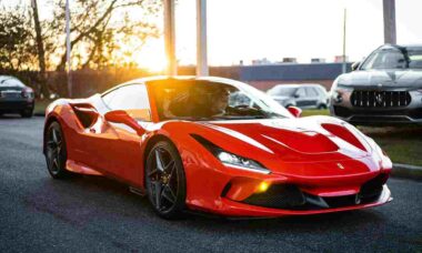 Funcionários da Ferrari recebem bônus de US$ 18 mil graças ao sucesso nas vendas em 2025