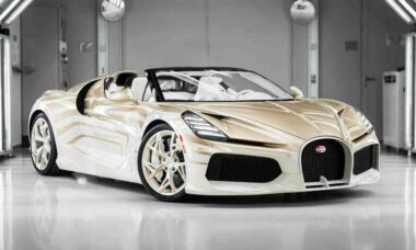 Bugatti apresenta Mistral personalizado com acabamento perolado