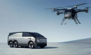 Fabricante chinesa apresenta carro elétrico equipado com aeronave pessoal