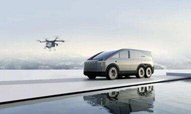 Fabricante chinesa apresenta carro elétrico equipado com aeronave pessoal