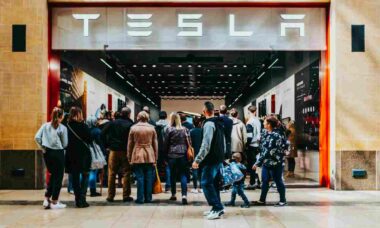 Tesla é acusada de homicídio após morte causada por falha em maçanetas elétricas