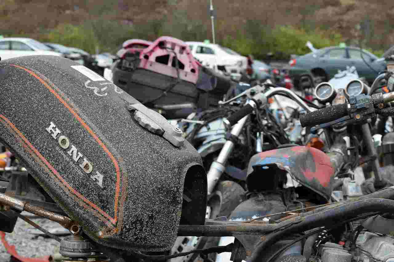 Homem de 82 anos morre esmagado por escavadeira após entrar em veículo de ferro-velho