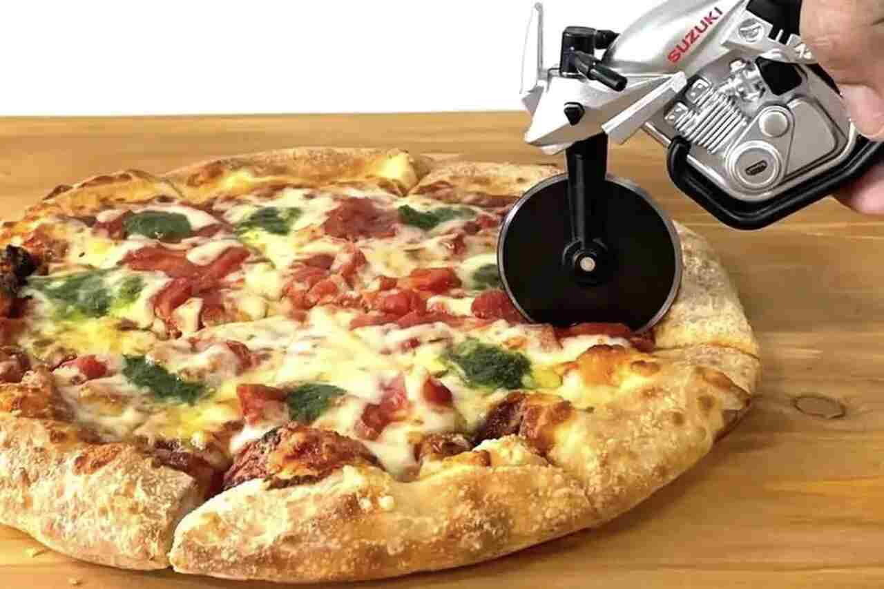 日本企業がスズキ・カタナに着想を得たピザカッターを発売