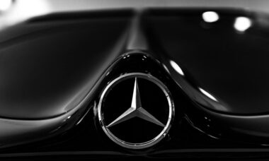 Mercedes-Benz planeja expandir portfólio com lançamento de 16 novos veículos em 2026