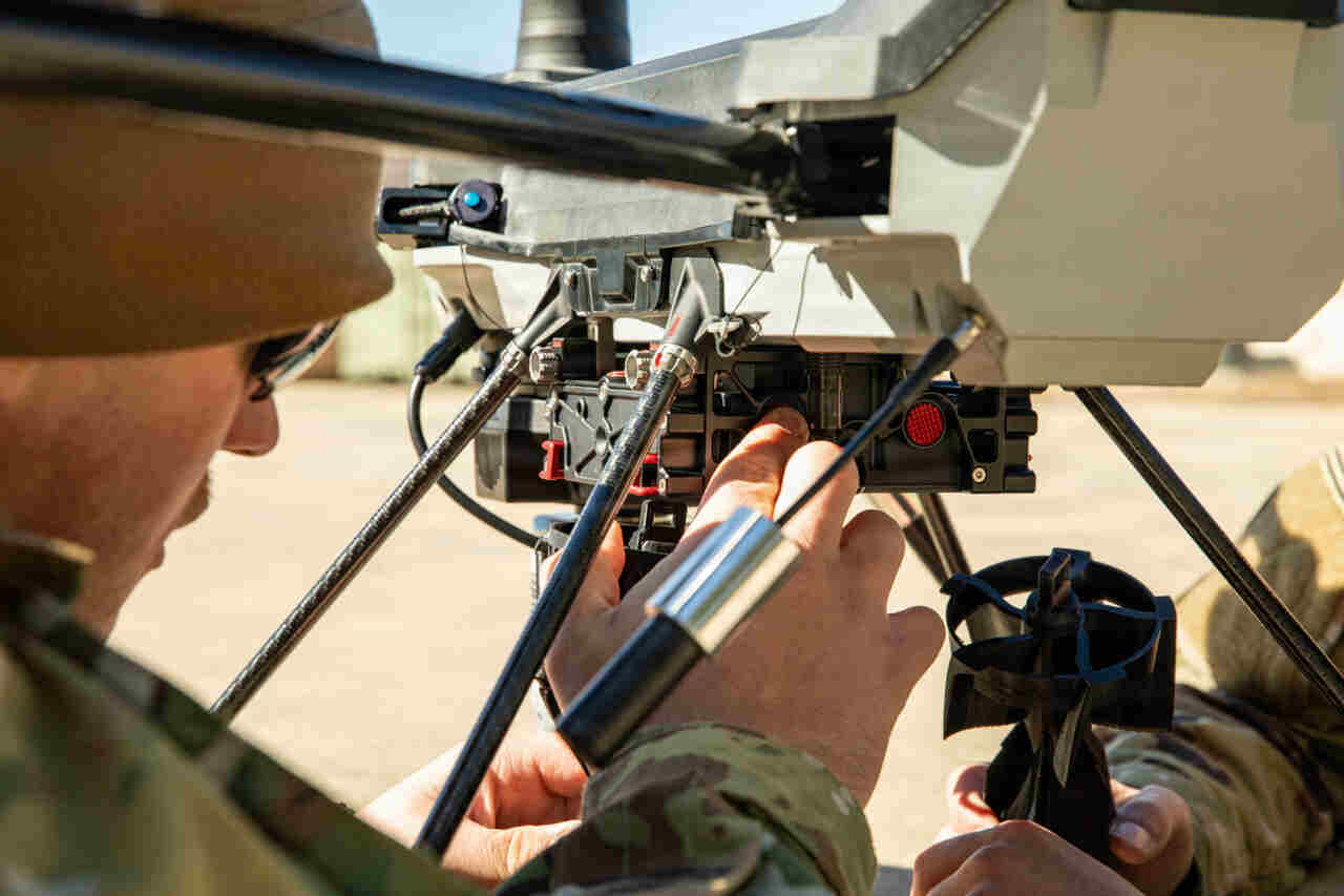 Exército dos EUA treina unidades de infantaria com drones bombardeiros
