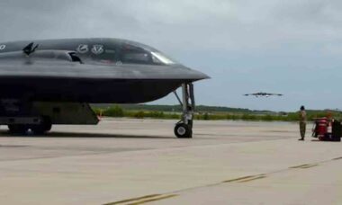 Bombardeiros furtivos B-2 Spirit são deslocados para Diego Garcia em apoio à Força-Tarefa de Bombardeiros. 12 de agosto de 2020