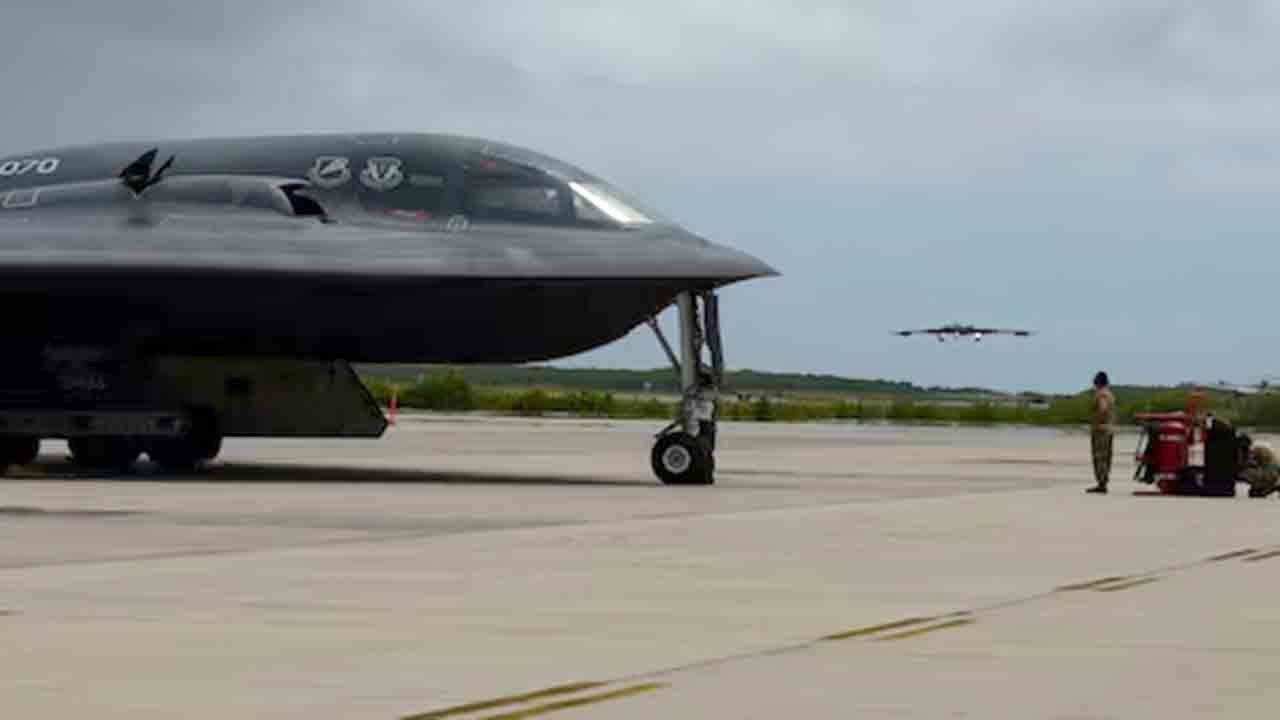 Stealth-Bomber vom Typ B-2 Spirit werden zur Unterstützung der Bomber Task Force nach Diego Garcia verlegt. 12. August 2020