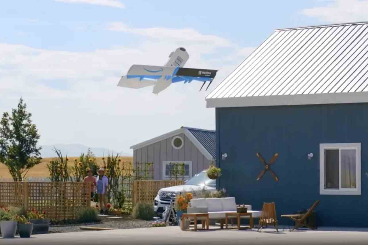 Drone da Amazon se choca contra prédio e fica coberto de fumaça após queda