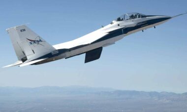 Asa laminar experimental é testada pela NASA em voo real com F-15B. Foto: NASA