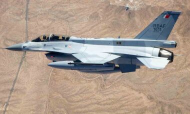 Uma aeronave F-16 Block 70 voa nos céus acima da Base Aérea de Edwards, na Califórnia, em 28 de março de 2023. Foto da Força Aérea por Christian Turner.