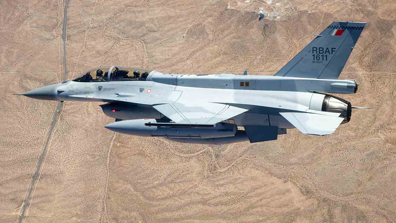Un F-16 Block 70 vola sopra la Base Aerea di Edwards, in California, il 28 marzo 2023. Foto dell’Aeronautica Militare USA di Christian Turner.