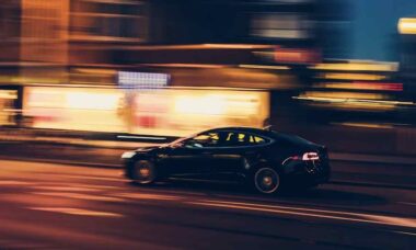 Vítima de acidente com Tesla tentou pedir ajuda ao relatar que não conseguia abrir as portas do carro