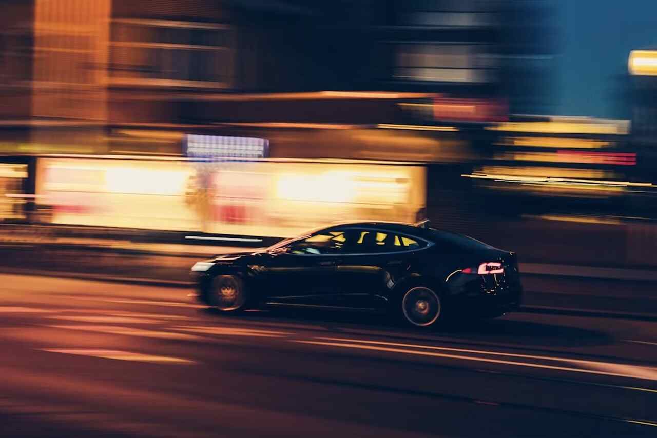 Vítima de acidente com Tesla tentou pedir ajuda ao relatar que não conseguia abrir as portas do carro