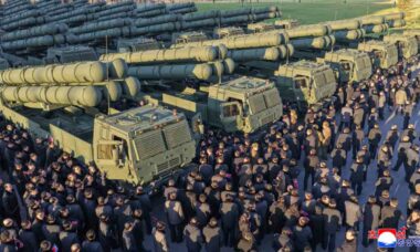 Lançadores múltiplos de foguetes calibre 600mm. Foto: KCNA