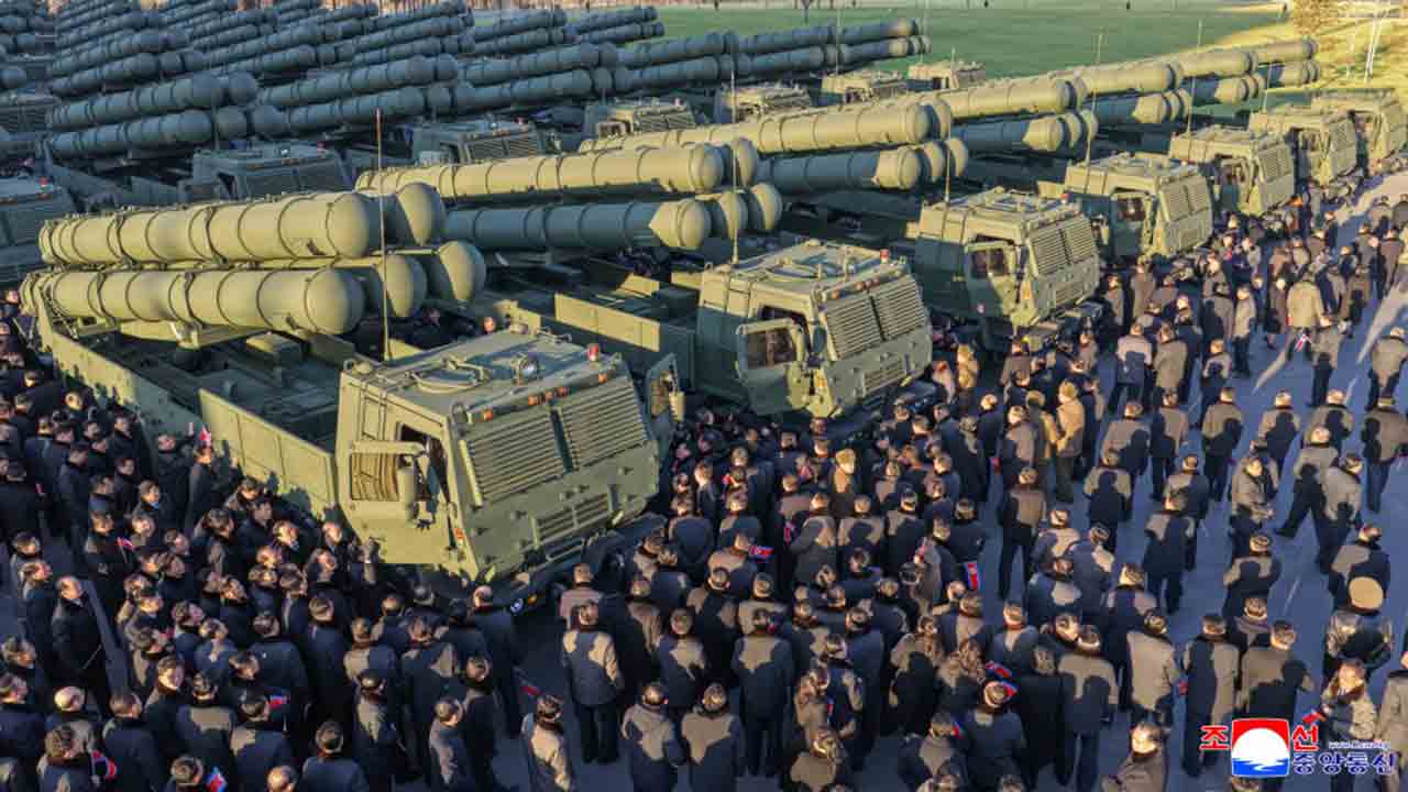 600mm 구경 다연장 로켓 발사기. 사진: KCNA