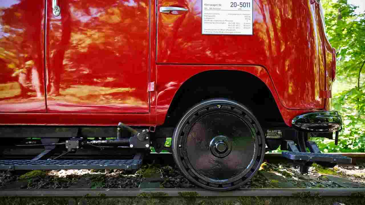 Volkswagen relembra Kombi que pode ser pilotada nos trilhos