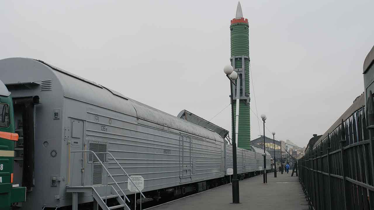 Železniční bojový raketový komplex 15P961 ‚Moloděc‘ s mezikontinentální balistickou raketou (ICBM) 15Ž61. Foto: Wikimedia
