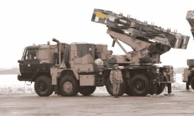 Armênia recebe novos sistemas de defesa aérea e artilharia da Índia