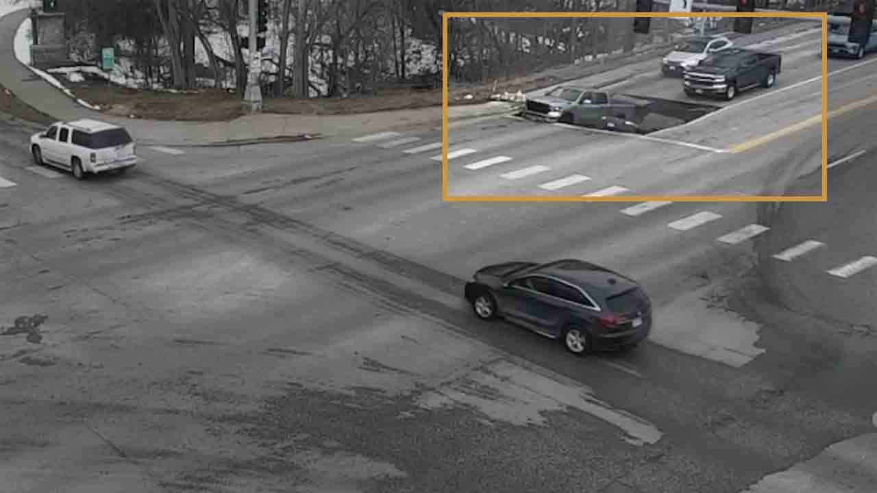 Video viser biler blive opslugt af krater efter vejkollaps i Omaha. Foto: Facebook Omaha Police Department