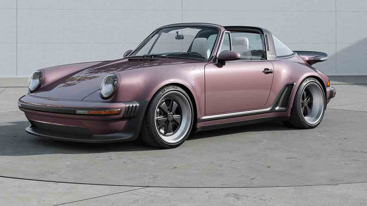 Singer によって再解釈された Porsche 911 Targa – Classic Turbo – カーボンファイバー製ボディで Cassis Red Metallic 色で展示