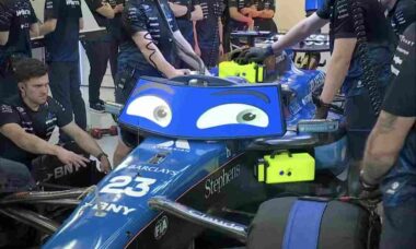 Williams chama a atenção após colocar "olhos" em monitor de pilotos durante testes no Bahrein