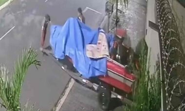 Vídeo: Ladrões fogem a pé com lancha após morador esquecer garagem aberta no Brasil
