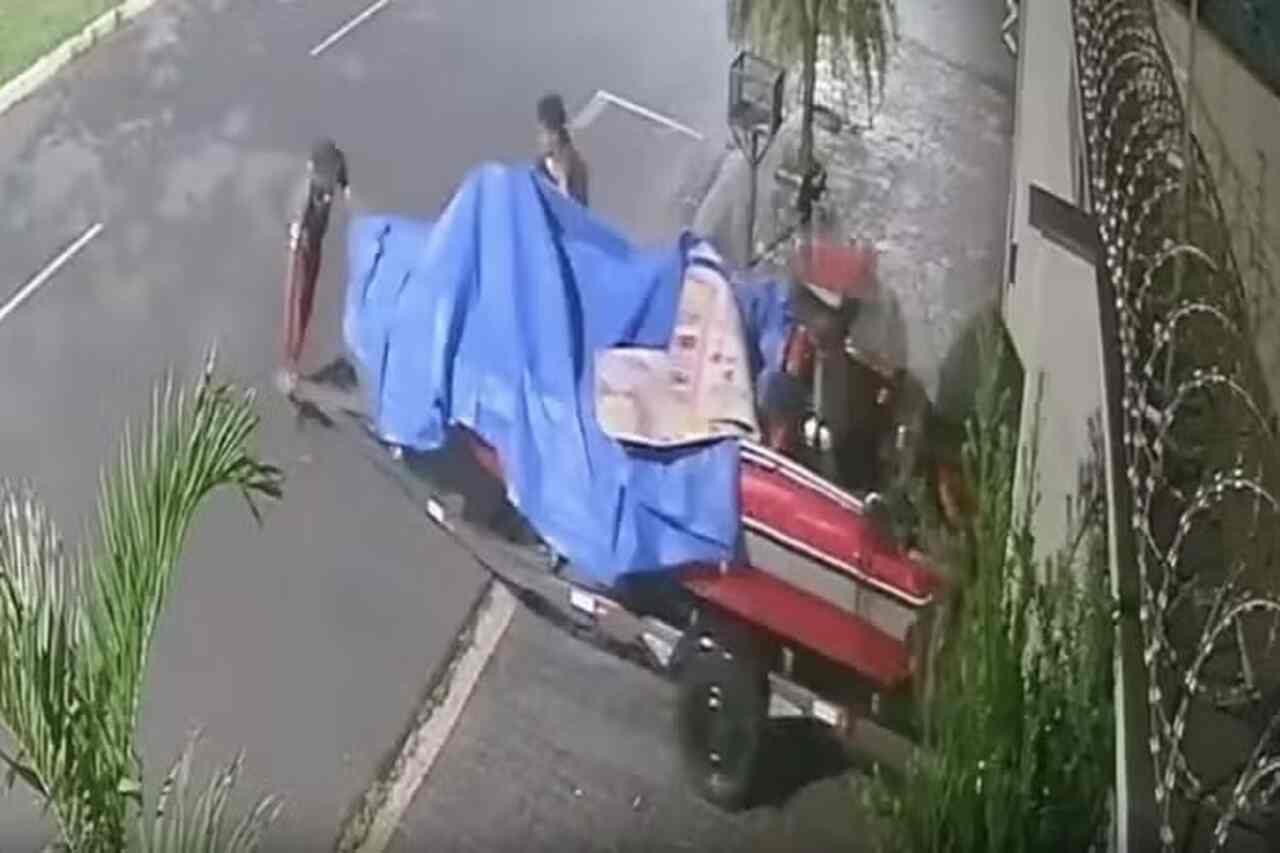 Video: Zloději utekli pěšky s člunem poté, co obyvatel nechal v Brazílii otevřenou garáž