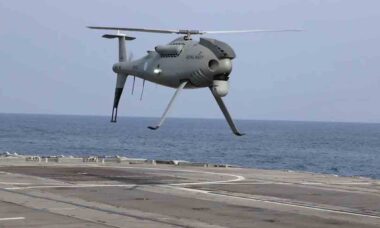 Piloto de drone da Royal Navy evita queda de aeronave de £2,5 milhões no Golfo de Omã