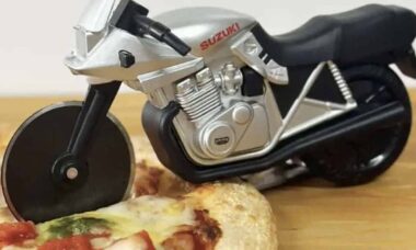 Empresa japonesa lança cortador de pizza inspirado na Suzuki Katana" width="1280" height="853" /> Empresa japonesa lança cortador de pizza inspirado na Suzuki Katana (Foto: Camshop.JP)