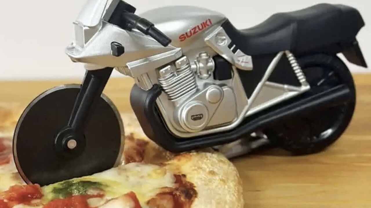 日本企業がスズキ・カタナに着想を得たピザカッターを発売