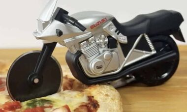 Empresa japonesa lança cortador de pizza inspirado na Suzuki Katana