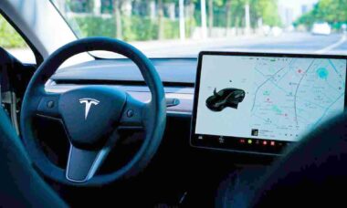 Tesla abandona o termo "piloto automático" de seu sistema de direção semiautônoma após pressão do governo (Foto: Un Liu/Unsplash)