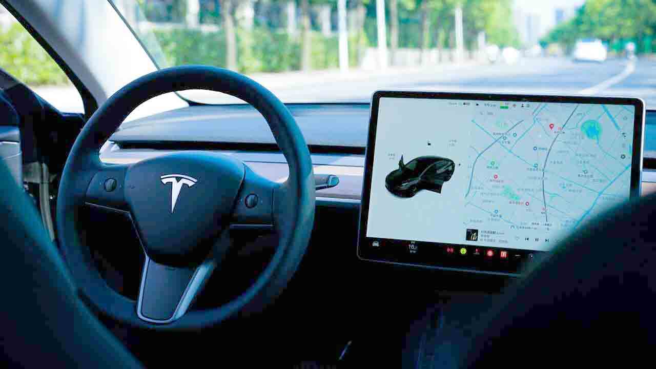 Tesla laat de term "Autopilot" voor zijn semi-autonome rijsysteem vallen na druk van de overheid (Foto: Un Liu/Unsplash)