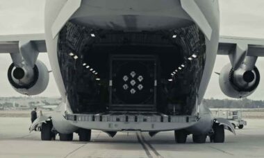 EUA transportam reator nuclear portátil por meio de um C-17 pela primeira vez