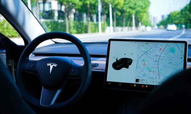 Tesla abandona o termo "piloto automático" de seu sistema de direção semiautônoma após pressão do governo