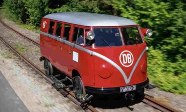 Volkswagen relembra Kombi que pode ser pilotada nos trilhos