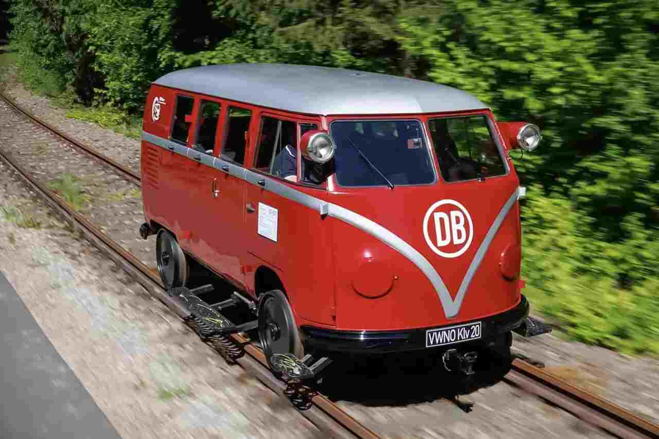 Volkswagen relembra Kombi que pode ser pilotada nos trilhos
