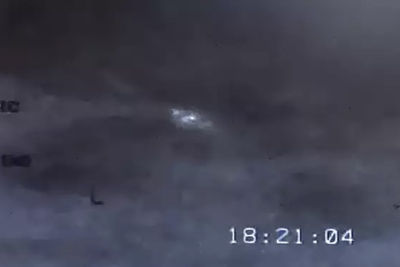 Az amerikai kormány közzétett egy videót fénylő gömb alakú UFO-król a Perzsa-öböl felett