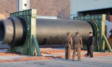 Kim Jong Un acompanha teste de motor de míssil construído com fibra de carbono. Foto: KCNA