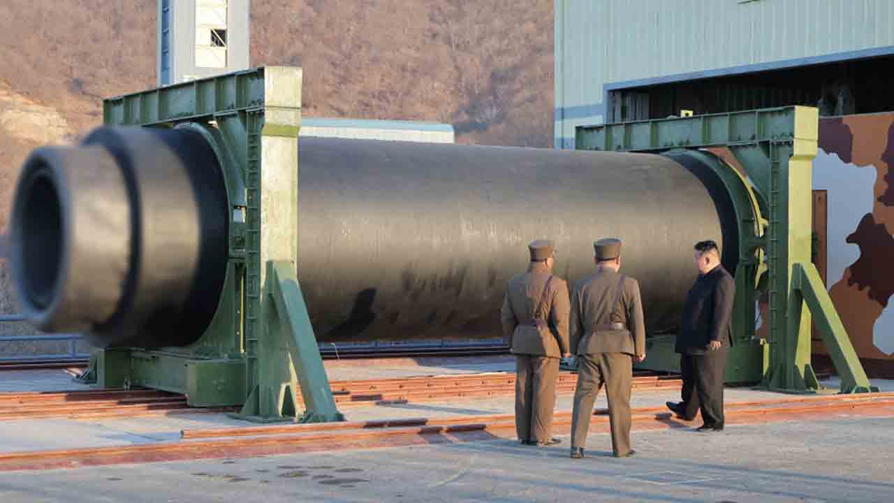 Kim Jong Un overvåger test af en raketmotor bygget af kulfiber. Foto: KCNA