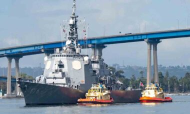 O destróier lança-mísseis guiados da classe Kongo da Força Marítima de Autodefesa do Japão, JS Chokai (DDG-176), chega à Base Naval de San Diego em 15 de outubro de 2025. Foto: Marinha dos EUA.