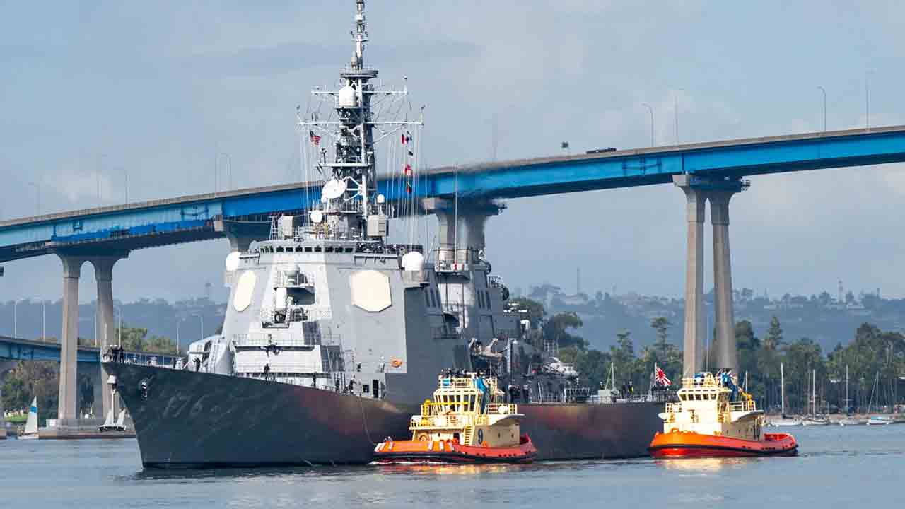 Le destroyer lance-missiles guidés de classe Kongo de la Force maritime d’autodéfense du Japon, JS Chokai (DDG-176), arrive à la base navale de San Diego le 15 octobre 2025. Photo : US Navy.