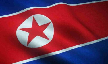 Coreia do Norte testa foguetes nucleares e Kim Jong-un surge com a filha no evento militar