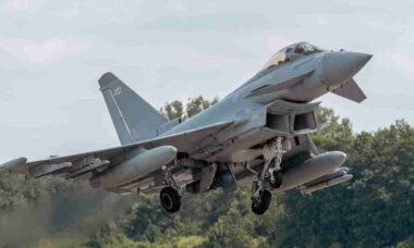 Caças Typhoon da RAF reforçam defesa da OTAN na Romênia por 4 meses